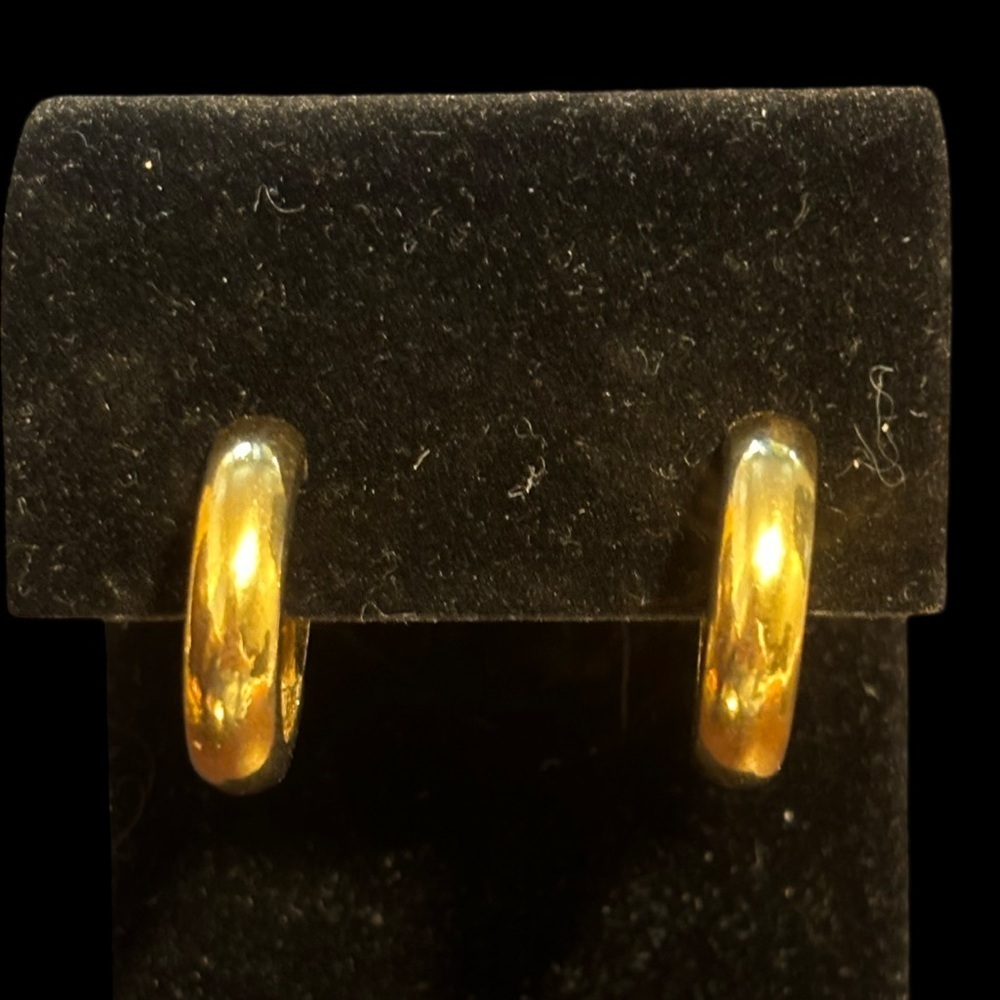 Trifari gold tone clip on hoop earrings gs